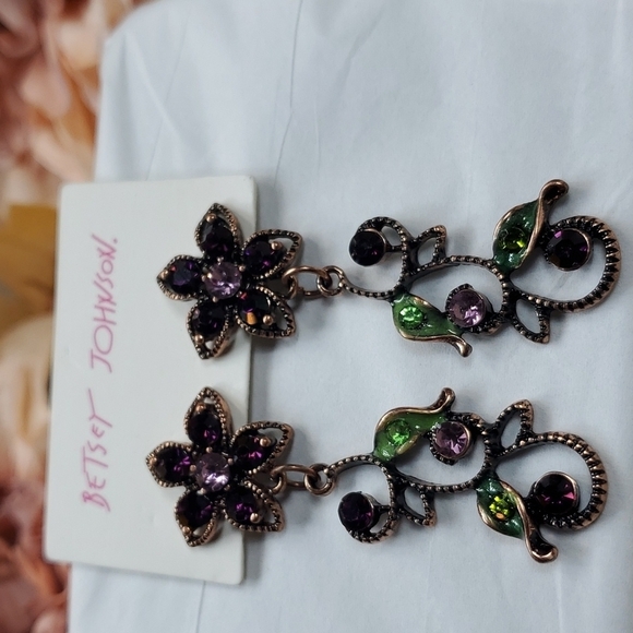 BETSEY JOHNSON PURPLE FLOWER EARRINGS - Picture 3 of 6